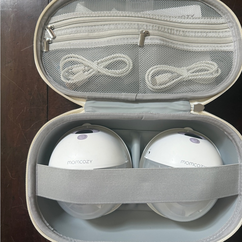 Momcozy White Breast Pump Set